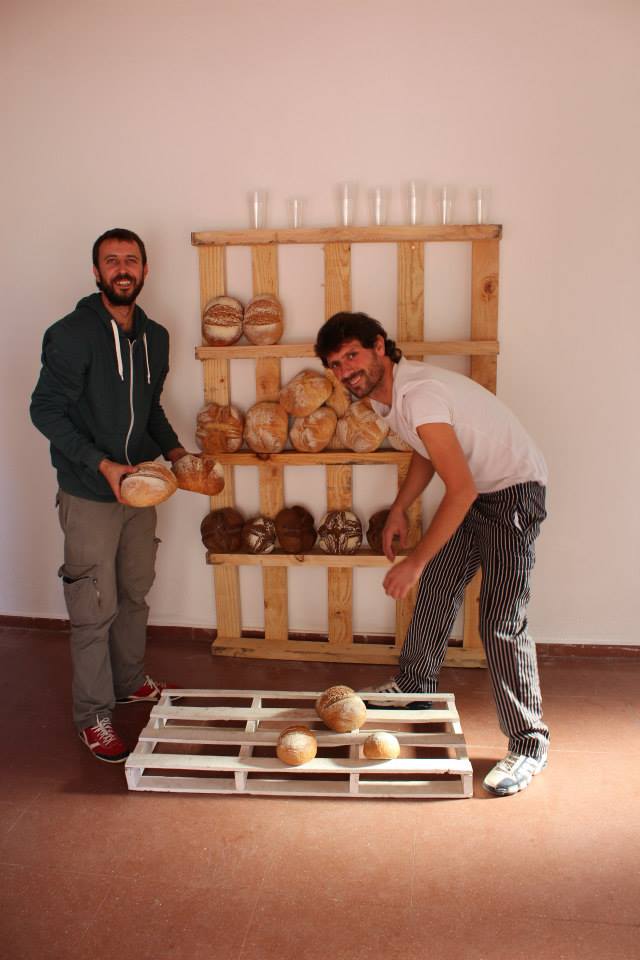 Sergi Arnan y Manuel Ruiz durante los inicios de 'La Hogaza'. Foto cedida por el establecimiento