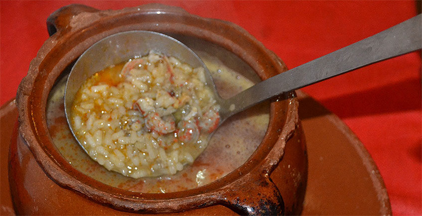 El arroz caldoso con colas de cangrejo del restaurante El Tejao