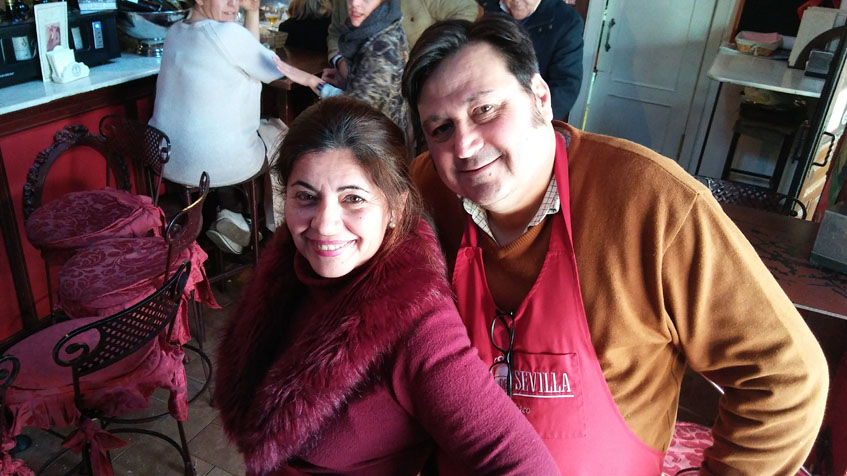 Bernardina Benitez y Germán Cava, los propietarios de Casa Curro Montoya. Germán es el autor de esta ensaladilla de chocos. Foto: Cosasdecome. 