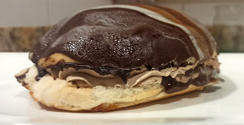 El bollo relleno de chocolate y trufa de la pastelería Nuestra Señora del Águila