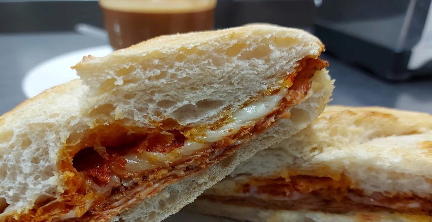 La tostada de panceta, chorizo y queso de Casa Moreno