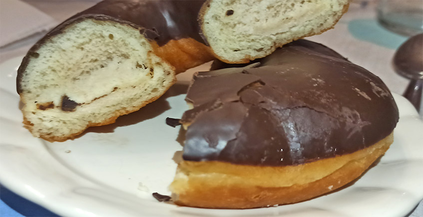 Los donuts, tanto blancos como de chocolate. Foto: Cosasdecome