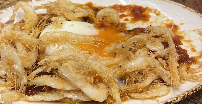 Las gambas cristal con tomate frito y huevo de Bodeguita Los Caracoles