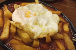 Cuatro de huevos fritos con tomate