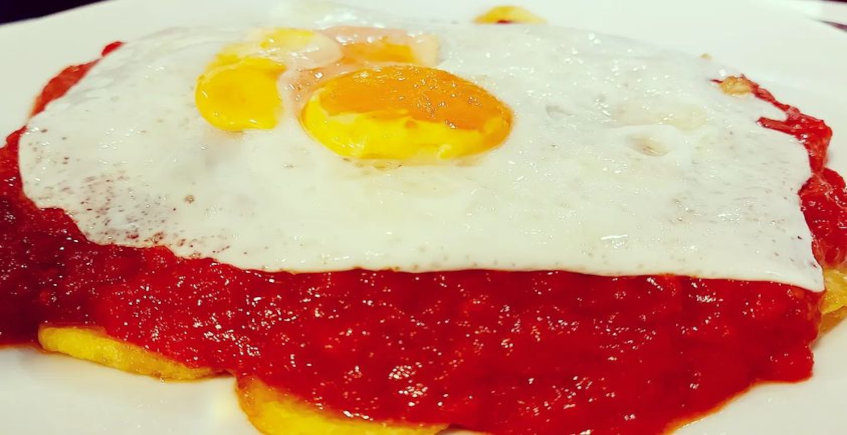 Los huevos fritos con papa y tomate de Casa Batato