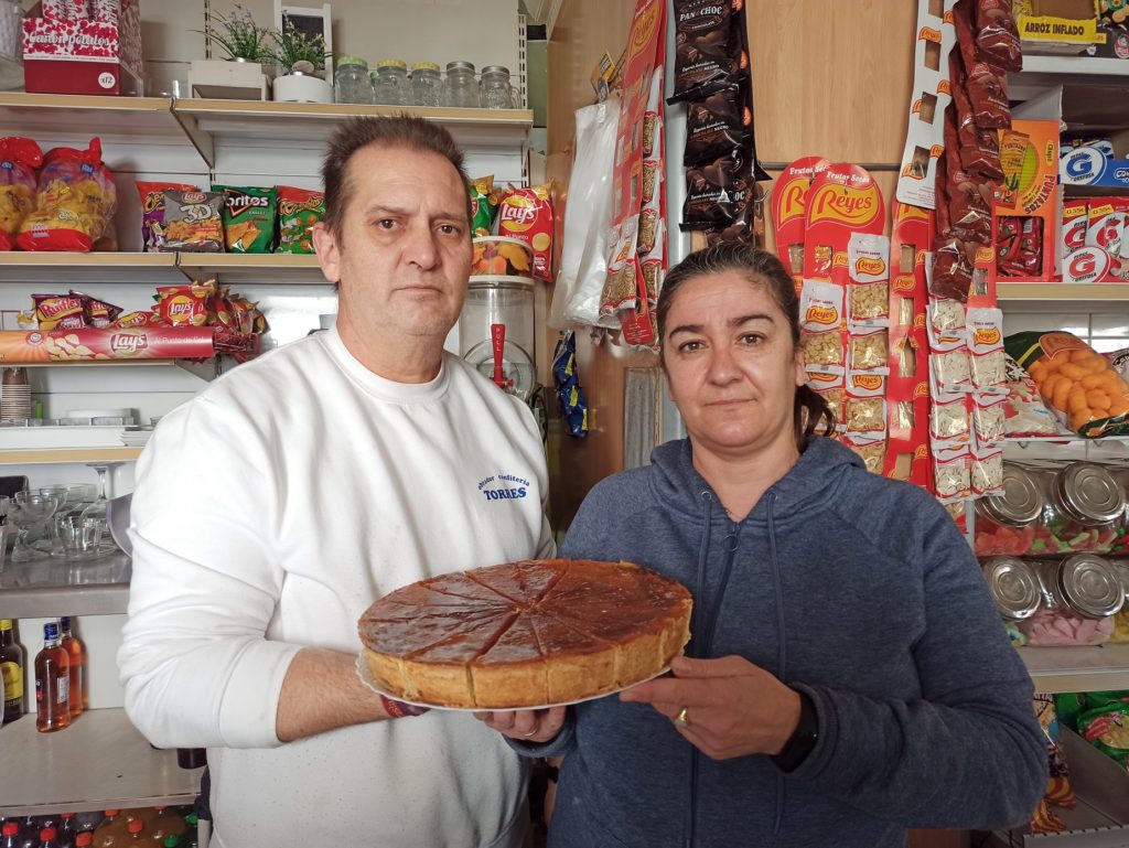 Juan Torres y Encarni Gálvez con su tarta de queso. Foto: CosasDeComé
