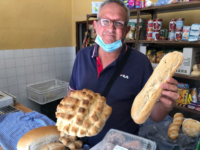 Antonio Ordoñez, propietario, posa con alguna de sus piezas de pan. Foto: CosasDeComé
