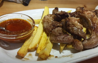 El lagarto ibérico con papas fritas y mojo de la bodega Santina