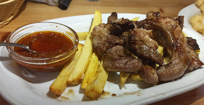 El lagarto ibérico con papas fritas y mojo de la bodega Santina