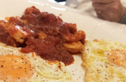 Los langostinos con huevo frito y tomate de Casa Maera