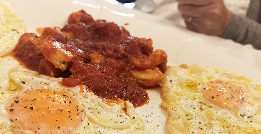 Los langostinos con huevo frito y tomate de Casa Maera