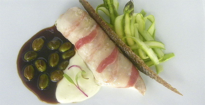 Lubina de estero con panceta ibérica, salsa española y tagliatelle de espárrago verde
