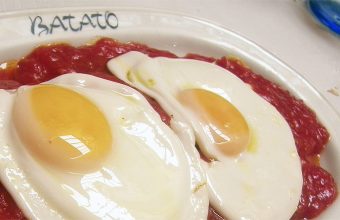 Los huevos fritos con papas y tomate de Casa Batato