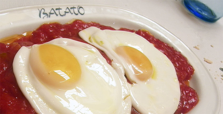 Los huevos fritos con papas y tomate de Casa Batato