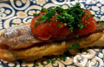 La tosta de sardina ahumada con salsa de encurtido de Sal y Tomate