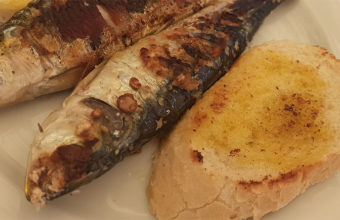 Las sardinas con pan tostao del bar freiduría Anduriña