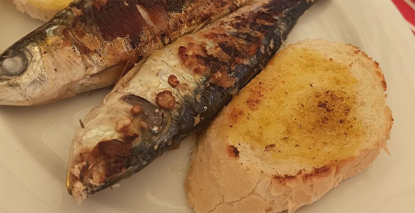Las sardinas con pan tostao del bar freiduría Anduriña
