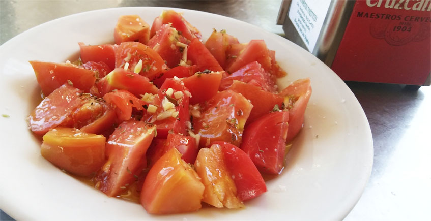 El tomate aliñao del restaurante Los Alamos