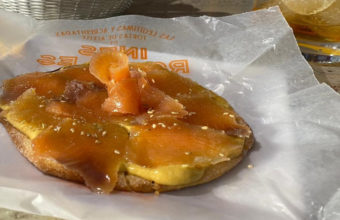La torta de Inés Rosales con salmón y mango de Azcona Bar Restaurante