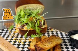 Tarugos, brioches rellenos de guisos lentos y patatas de la abuela en Los Bermelajes