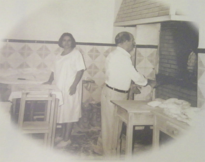 Damiana Corpas Cordón y Antonio Reina Luque, los padres de los actuales gerentes, en una foto colgada en el obrador. 