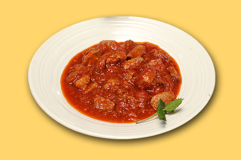 La carne en tomate, uno de los pimeros platos que se servían en Los Cuevas. Foto: Cedida por el restaurante. 