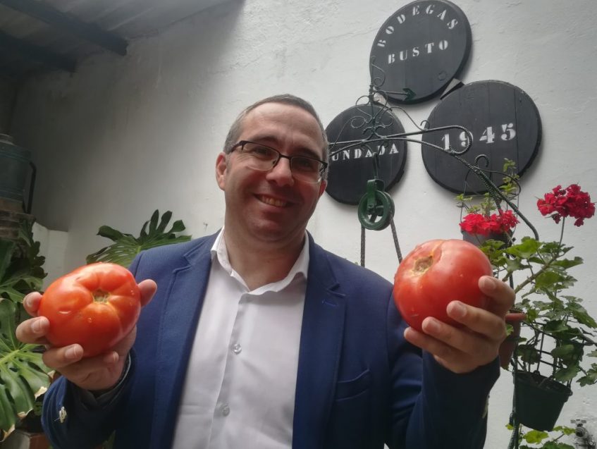 Juan Manuel Valle, alcalde de Los Palacios, presumiendo de tomates en Bodegas Busto. Foto: Cosas de Comé