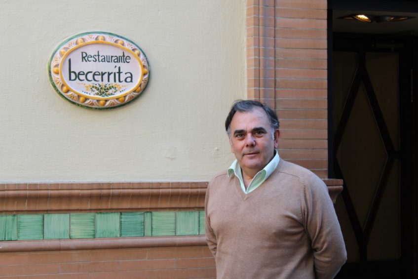 Jesús Becerra, en la puerta de su restaurante. Foto: Cosas de Comé