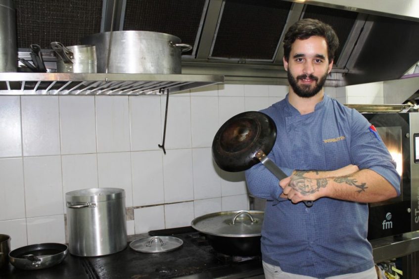 El chef, Pedro González, en la cocina de L´Artisan. Foto: Cosas de Comé
