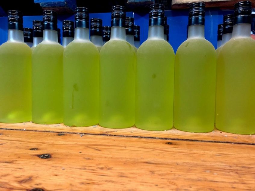 Proceso de envasado de ginebra aromática. Foto: CosasDeComé