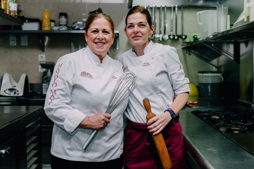 Loli Rincón y Alicia Castillo, jefa de cocina y responsable de pastelería respectivamente. Foto cedida