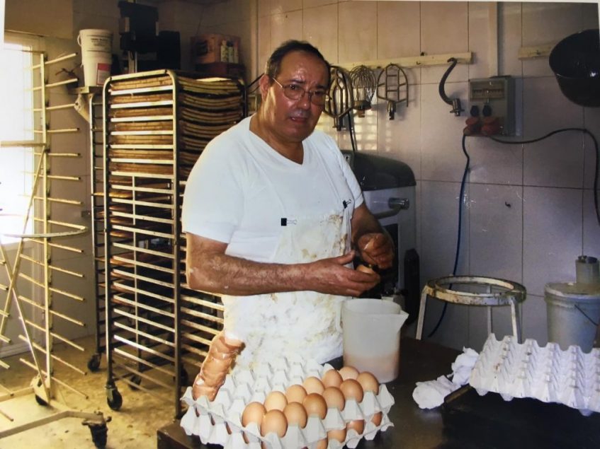 Antonio Egea, artífice creador de los pasteles que han dado fama a la confitería. Foto cedida por la familia Vázquez Egea. 