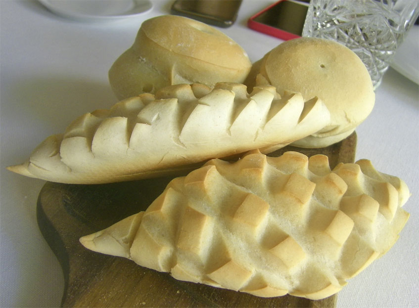 Los panes de Alcalá de Guadaira que se sirven con el menú degustación. Foto: Cosasdecome