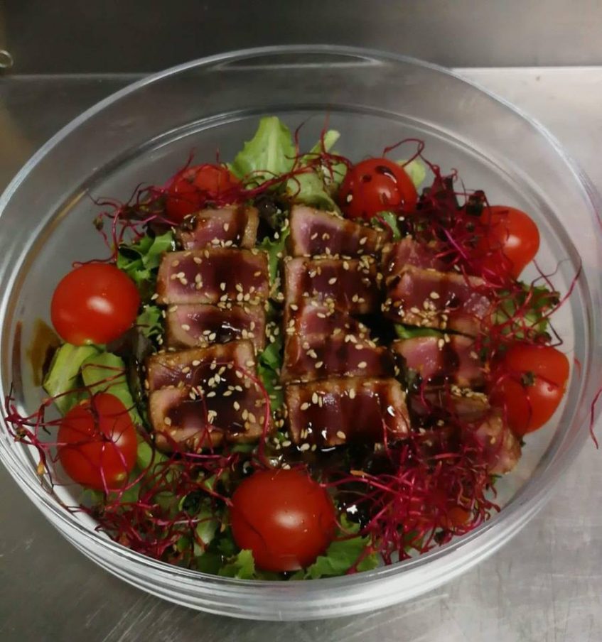 Ensalada de tataki de atún, gran protagonista de la cocina de A la Mar. Foto cedida por el establecimiento. 