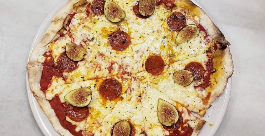 De pepperoni e higos brevales, la pizza inesperada de Zarabanda's