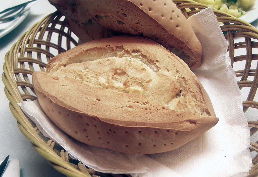 Los bollos de pan de la panadería "El Puchero" que ponen para acompañar la comida. Foto: Cosasdecome
