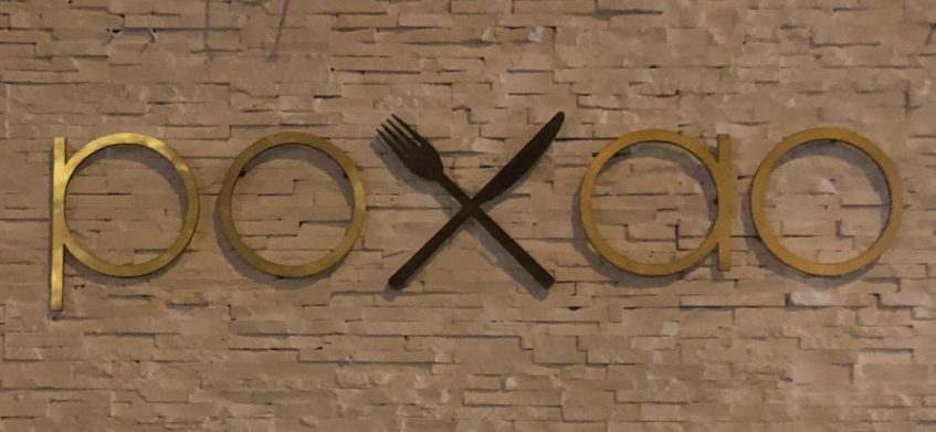 Rótulo de la fachada con el nombre del restaurante. Foto cedida por el establecimiento.