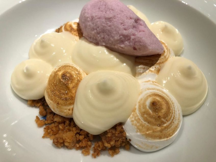 Tarta de limón con helado de violeta. Foto: CosasDeComé. 