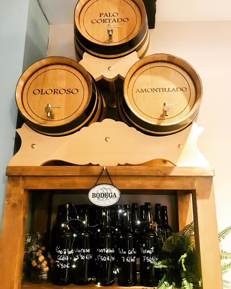Los vinos de Jerez ocupan un lugar destacado en el establecimiento. Foto cedida por el Tabanco del Sur