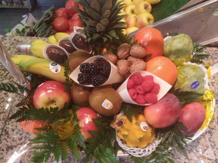 Las cestas de frutas resultan muy atractivas para los clientes de Casa Piculi. Foto cedida por el establecimiento