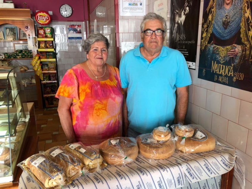 Jerónima García y Jesús Torres, ya jubilados, fueron los creadores de los famosos bizcochos y brazos gitanos del establecimiento. Foto: CosasDeComé