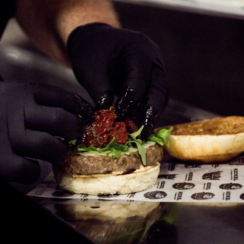 En estos establecimientos la preparación y presentación de las hamburguesas se cuida al máximo detalle. Foto cedida por Níckel