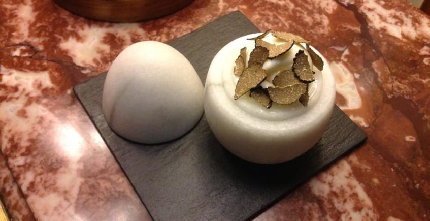 Huevo poché con trufa. Foto cedida por el establecimiento