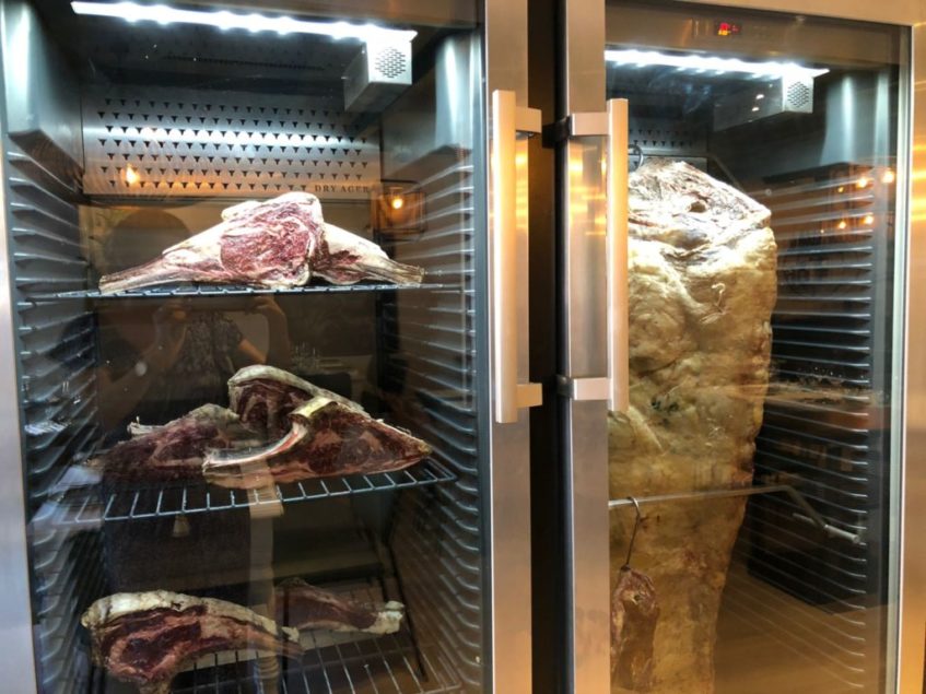 Las carnes maduradas son una de las especialidades del establecimiento. Foto: CosasDeComé