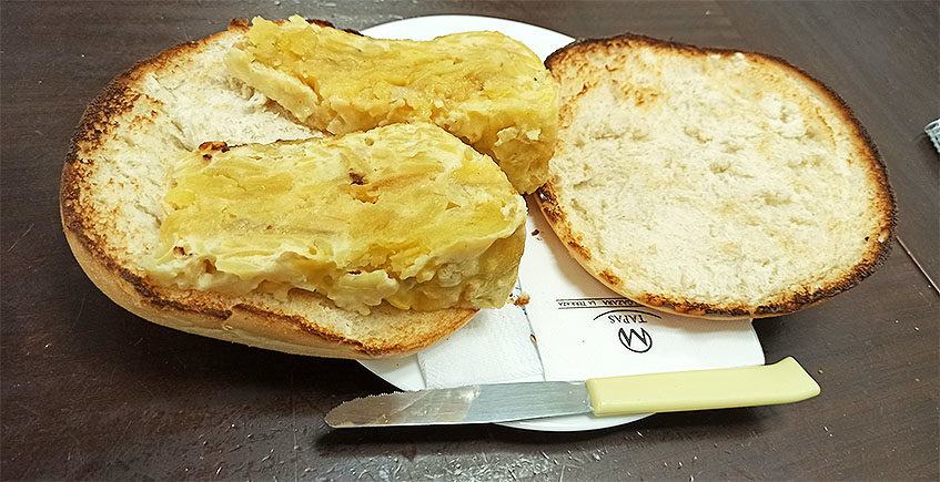 El mollete de 30 centímetros con tortilla dentro de Moli Tapas