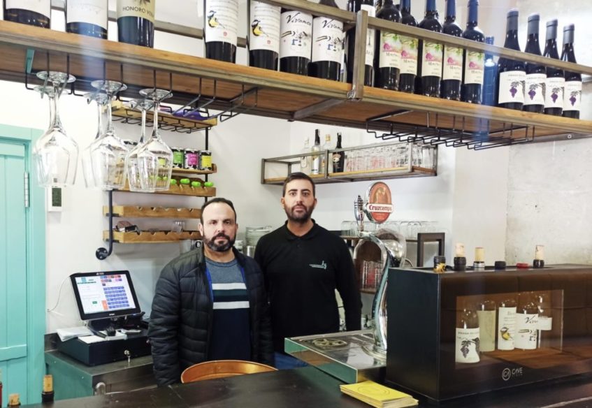 El chef Sergio Solís y su sumiller Abraham Harillo en el nuevo establecimiento. Foto cedida por La Gándara