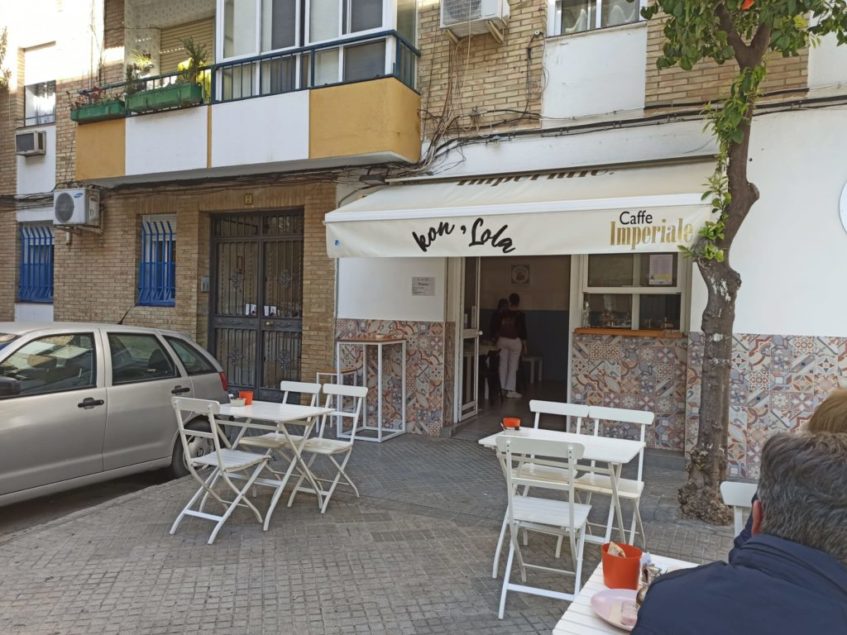 El establecimiento está emplazado en el número 2 de la calle Lucía de Jesús en Triana. Foto: CosasDeComé