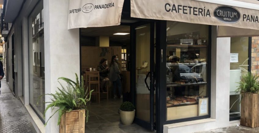 Crustum abre cafetería en la calle Mateo Alemán y potencia su oferta salada