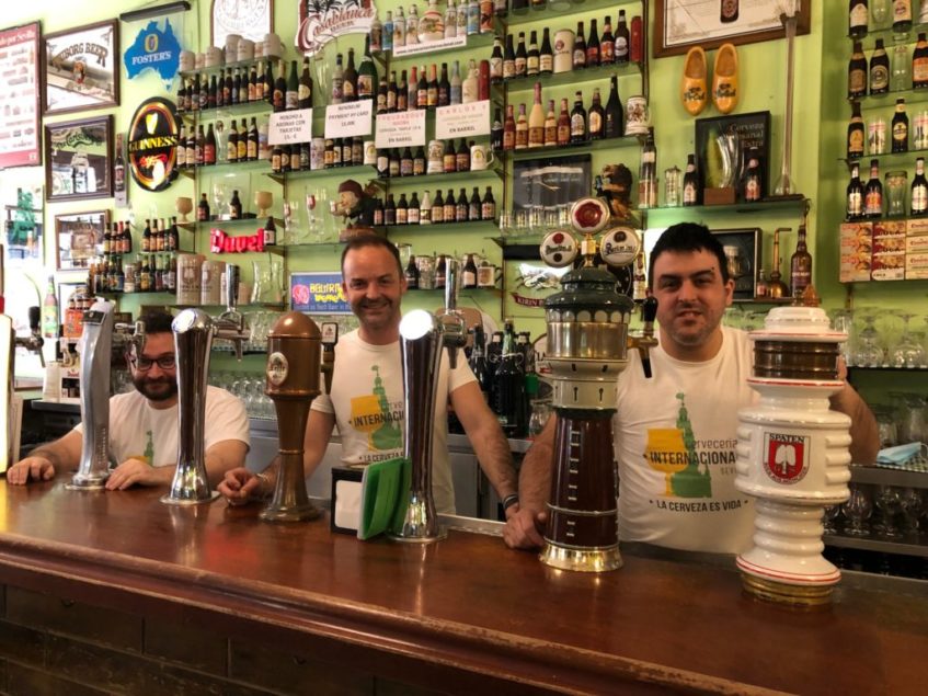 Cervecería Internacional cuenta con una quincena de tiradores de cervezas de distinta procedencia. Foto: CosasDeComé