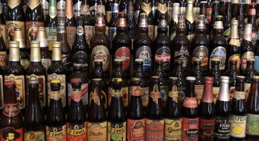 El espacio posee más de 300 marcas de cerveza embotelladas, en continua rotación. Foto: CosasDeComé